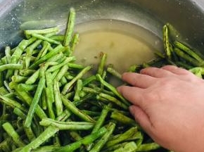 这是腌制了一个小时后的豇豆，看看出了好多的水！