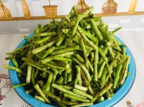 捞出沥干水份备用！