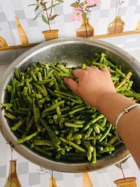 用手揉搓均匀后腌制一个小时！