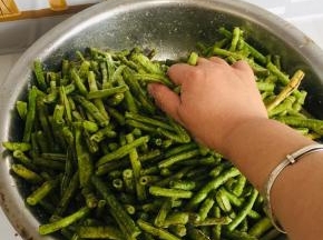 用手揉搓均匀后腌制一个小时！