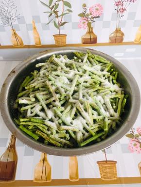 撒上适量的盐！（盐要比平时炒菜要多放一些！）