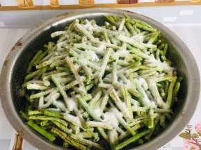 撒上适量的盐！（盐要比平时炒菜要多放一些！）