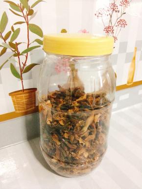 装入干净的无油无水的容器，密封保存即可！