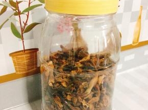 装入干净的无油无水的容器，密封保存即可！