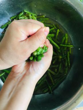 使劲儿挤出豇豆里面的水份！