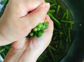 使劲儿挤出豇豆里面的水份！