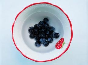 蓝莓盐水浸泡5分钟清洗干净。
