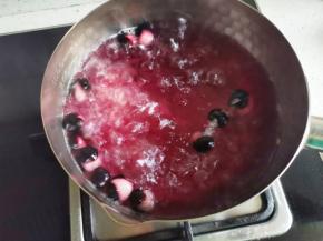 奶锅中加入清水煮开，加入蓝莓煮出颜色，捞出蓝莓，