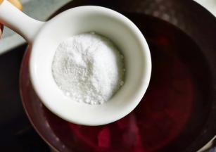 2勺白凉粉混合搅拌均匀。