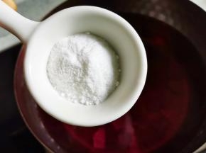 2勺白凉粉混合搅拌均匀。