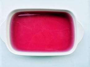 倒入容器中晾凉。放入冰箱冷藏2小时至凝固。