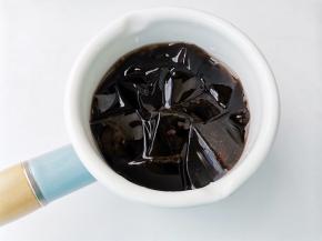 凝固后的茶冻，用勺子舀入杯中，