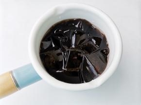 凝固后的茶冻，用勺子舀入杯中，