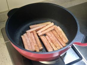 午餐肉切成条，用平底锅煎至金黄