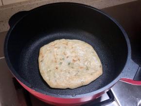 印度飞饼无需解冻无需放油，下平底锅两面煎至金黄