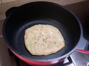 印度飞饼无需解冻无需放油，下平底锅两面煎至金黄
