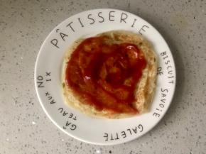 在印度飞饼上抹上番茄酱，或者你喜欢的别的酱料