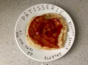 在印度飞饼上抹上番茄酱，或者你喜欢的别的酱料