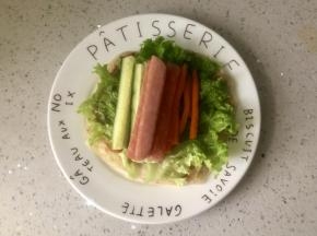 生菜上再放上黄瓜条、胡萝卜条、午餐肉条