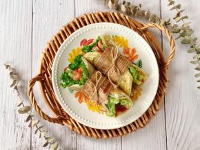 把印度飞饼和所有食材一起卷起来，外面裹上硅油纸，中间用麻绳系紧即可。