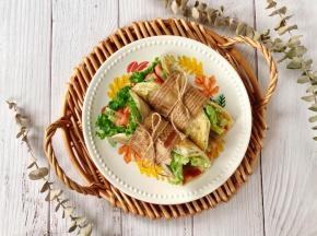 把印度飞饼和所有食材一起卷起来，外面裹上硅油纸，中间用麻绳系紧即可。