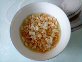 瑶柱和海米先洗干净，然后加1汤匙料酒，半碗温水浸泡至少2小时。这样泡出来的水可以烧菜。瑶柱泡发好，最好捻成几瓣。