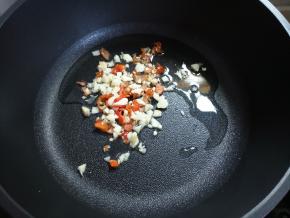 锅里倒适量油，先下姜蒜辣椒爆一下