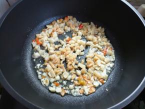 将瑶柱和海米挤干水，也丢下去煸炒一会。