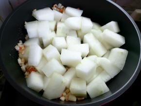 倒入冬瓜，翻炒几下。