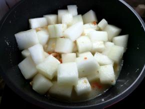 将浸泡瑶柱和海米的水倒入，不够再加小半碗水，加1小勺盐，拌匀。