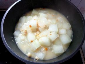 盖上锅盖，转小火炖煮8-10分钟，煮到冬瓜透明就可以了。