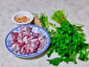 准备食材，猪肉洗干净切小块。