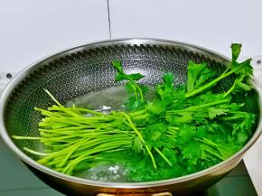 首先将香芹去根洗干净，再焯水，水开后下锅，大火烫30秒捞出过冷水，再淋干水分。