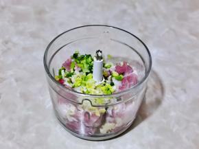 牛肉放入绞肉机中，加入葱姜蒜。
