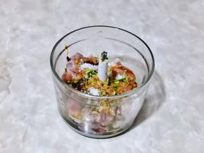 再按个人口味加入盐，十三香，启动绞肉机绞成肉糜即可。