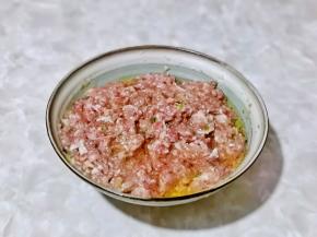 取出肉糜，淋上一勺食用油，一汤勺鸡汤，顺时针搅拌均匀。