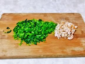 芹菜切碎，虾仁切碎。（我用的北极虾没有腥味，如果用其它虾仁，建议提前腌制一下）