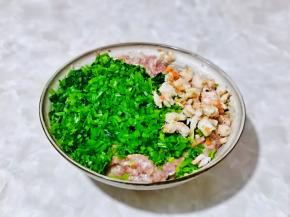 芹菜与虾仁放入肉糜中。