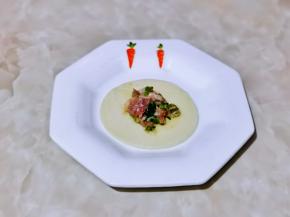 取一张饺子皮，放上适当的馅料。