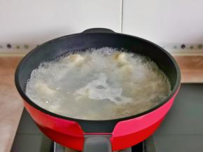 锅中水烧开，下饺子，中大火煮，可以反复淋入多次冷水。