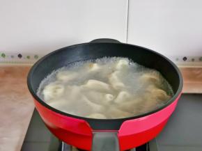 煮至饺子漂浮在水面上即可捞出。