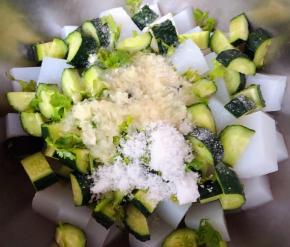 调味料蒜泥、糖、盐、醋、味精放入容器中