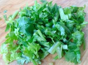 香菜洗净切成小段