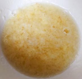 蒜去皮洗净捣成蒜泥添加少许水搅拌均匀