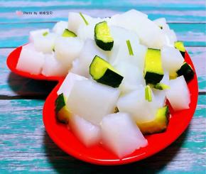 酸辣开胃的凉粉拌黄瓜装入容器中就大功告成了