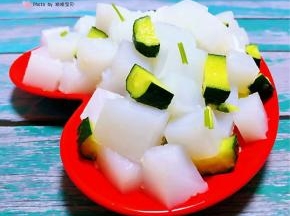 酸辣开胃的凉粉拌黄瓜装入容器中就大功告成了