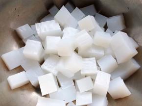 凉粉洗净沥干水份切成小块状