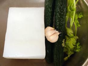 准备原材料凉粉、黄瓜、蒜、香菜