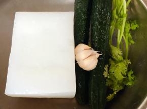 准备原材料凉粉、黄瓜、蒜、香菜