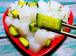 混搭着黄瓜一起吃有种清新爽口的感觉